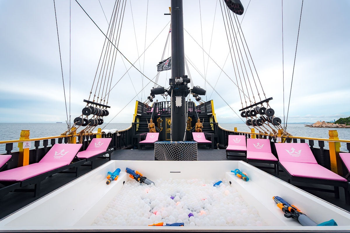 100-feet pirate ship TP100