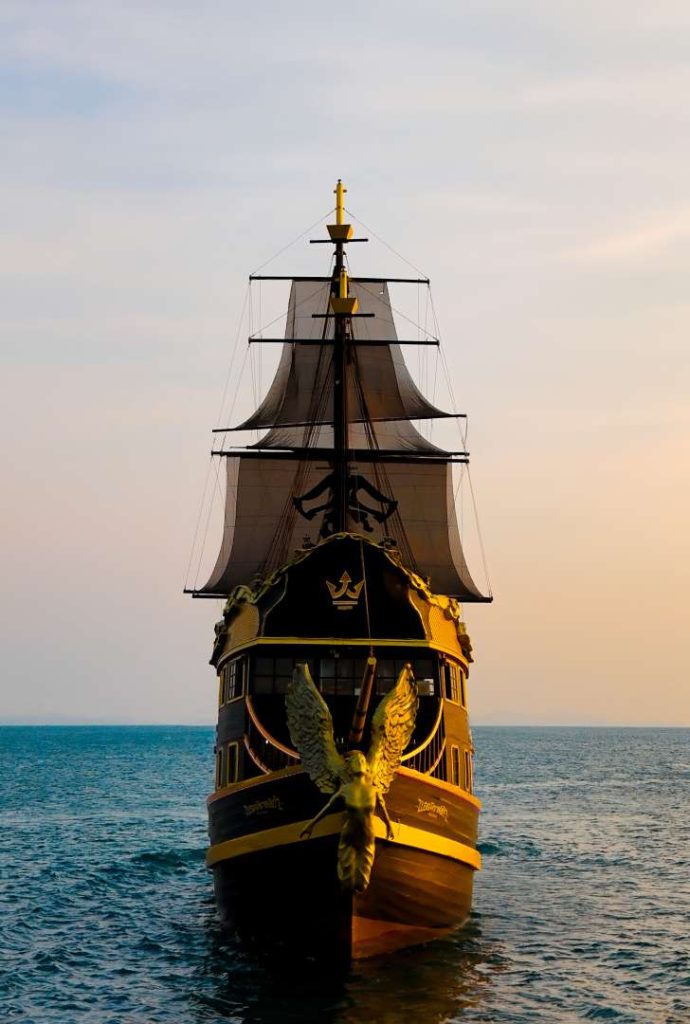 100-feet pirate ship TP100