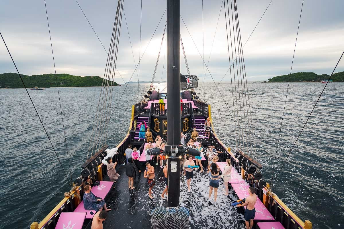 100-feet pirate ship TP100
